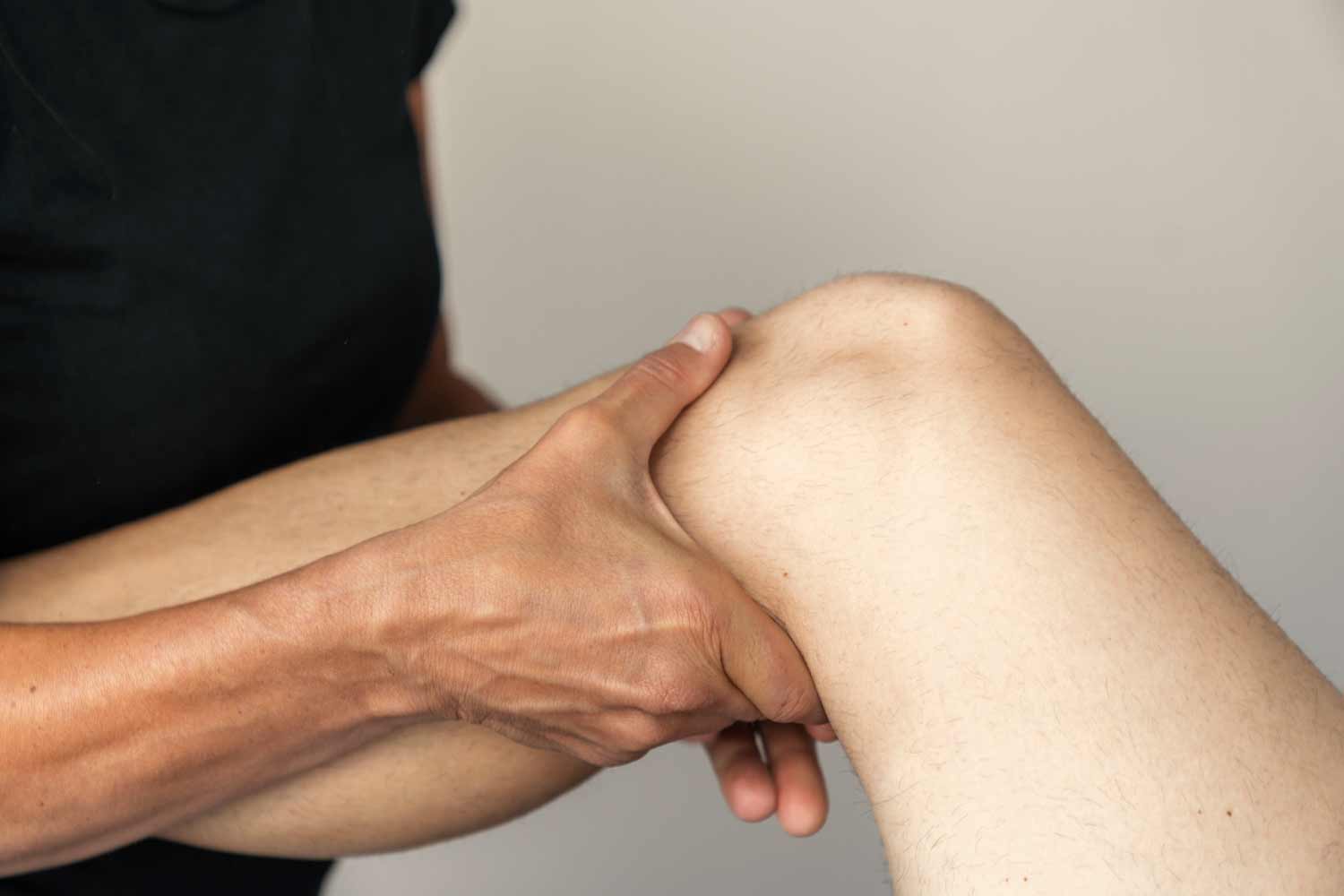 Physiotherapeut behandelt Bein in Rösrath